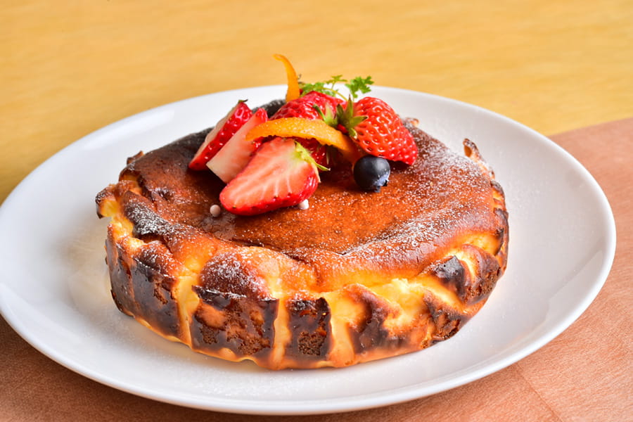 季節のフルーツが乗ったチーズケーキ